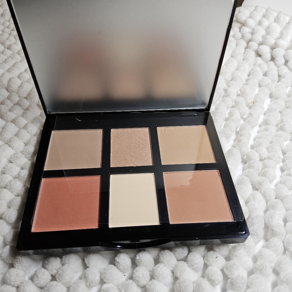 Wing me Etheral Rose Face and Eye Makeup Palette in light medium